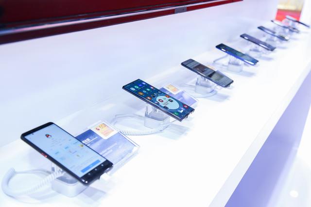第二届进博会5G成热点,高通展示多款5G手机