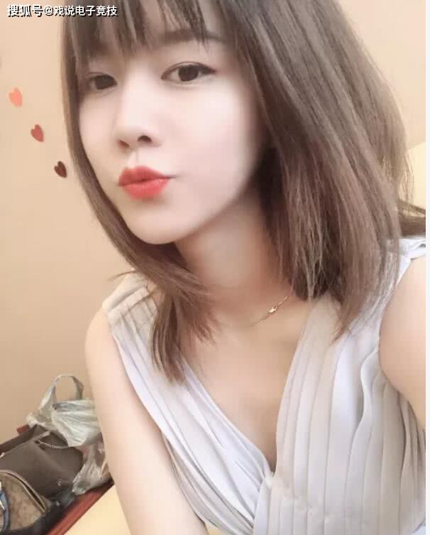 斗鱼女主播入坑荒野大镖客2,上演骑马撞树,被