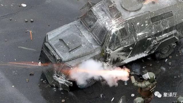 两名智利女警被暴徒投掷燃烧瓶,浑身是火表情