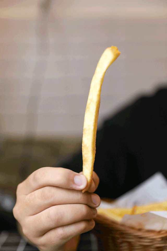 薯条切得很粗,相比普通的炸薯条大有不同.