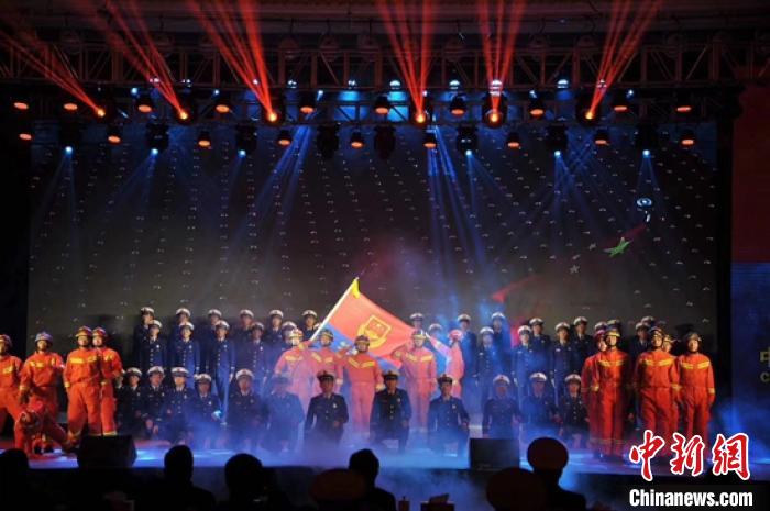 新疆消防宣传月精彩启动“蓝朋友”送来“安全宝典”
