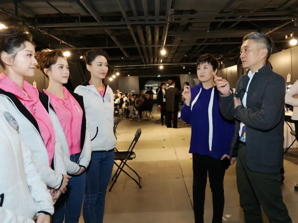 人的凤凰『美丽护卫队』而她们身后的总决赛舞台上只见12位闪光少女12