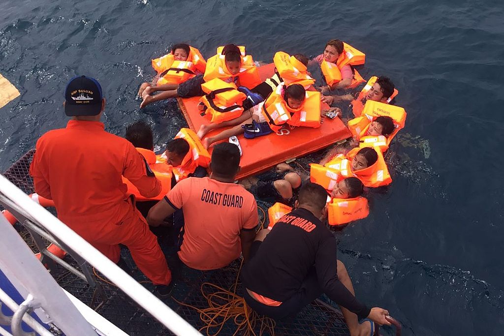 菲律宾一载有60余人渡轮发生颠覆乘客获救