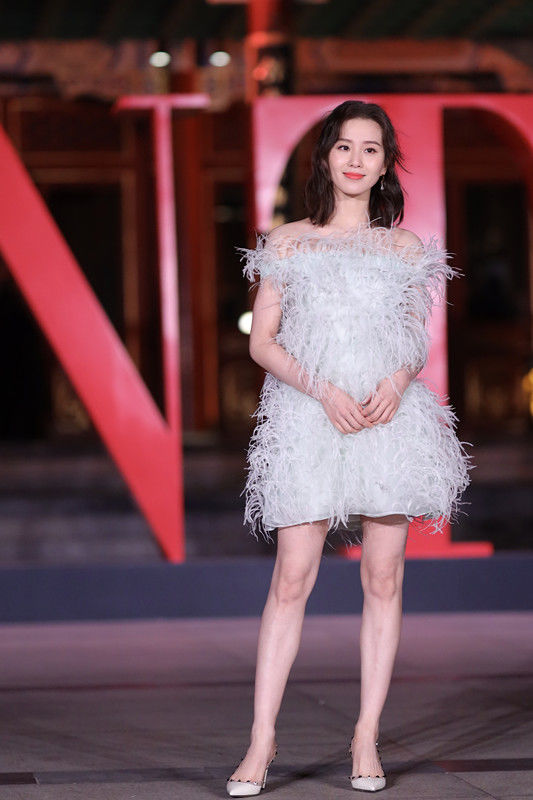 刘诗诗穿丰盈裙亮相身材线条感好美值得平胸女生去借鉴