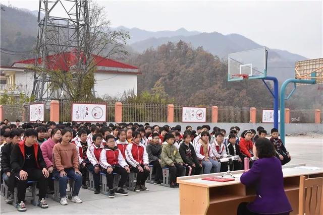 河南省检察院副检察长周新萍受聘西峡县太平镇初级中学法治副校长