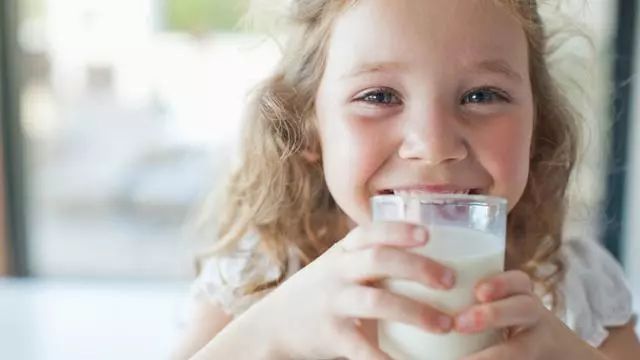 【父母课堂】孩子到底多大可以喝鲜牛奶！这4大误区你要知道！