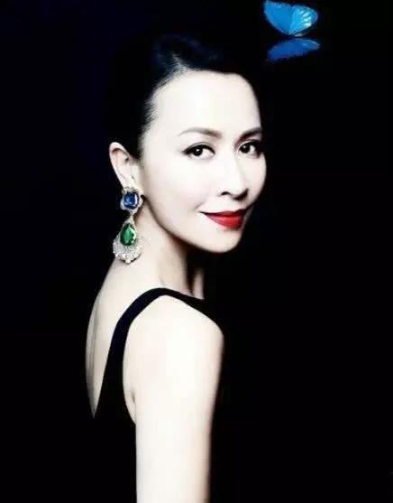 她是梁朝伟最美前任，31岁嫁入豪门，如今54岁气质迷_曾华倩
