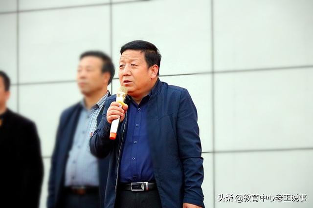 政教处主任赵拴会总结演练活动校长助理赵虎祥主持演练活动高效运转的