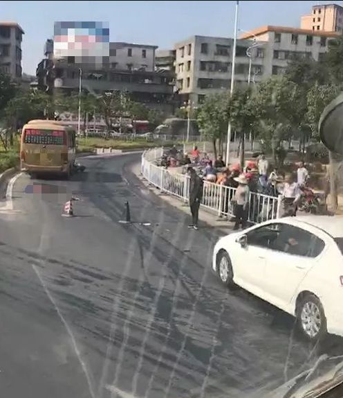 注意 客运车在普宁发生车祸,家属现场嚎啕大哭!