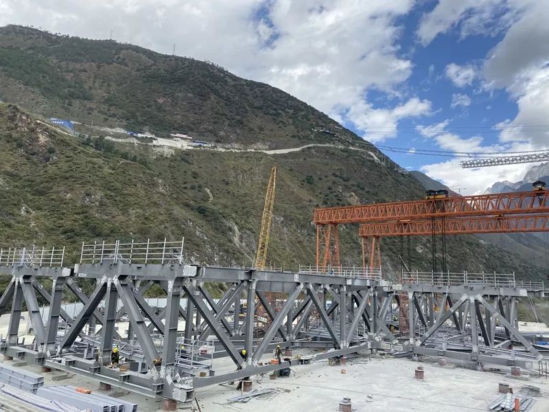 11月5日,香丽项目部虎跳峡金沙江大桥钢桁梁b42节段拼装,累计拼装