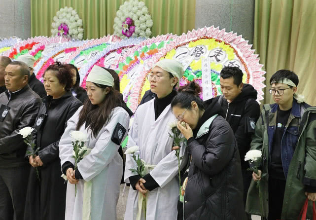 程思寒一儿一女参加父亲追悼会!女儿貌美如花!现场哭成泪人!