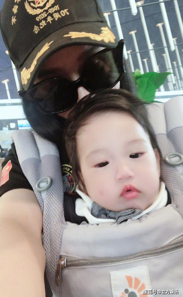 原创 冉莹颖带小儿子首次乘机不