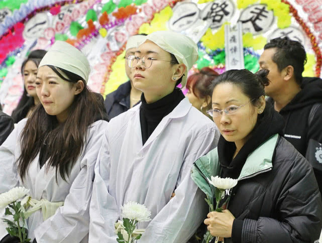 程思寒一儿一女参加父亲追悼会!女儿貌美如花!现场哭成泪人!