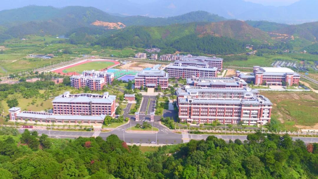 已脱贫人口中有近200_脱贫攻坚图片