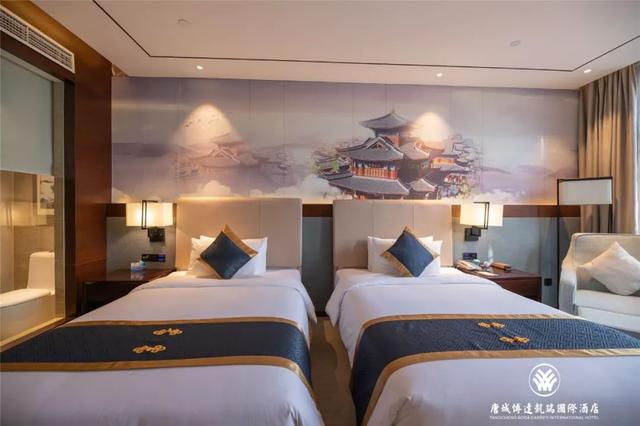 酒店坐落于襄阳唐城景区的 核心入口处 在这里你可以体验 大唐盛世
