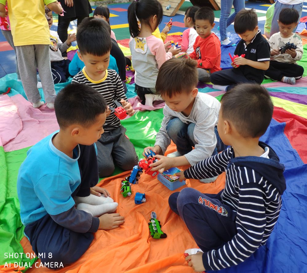 多彩的活动—万顷沙镇第二幼儿园大班级玩具分享会