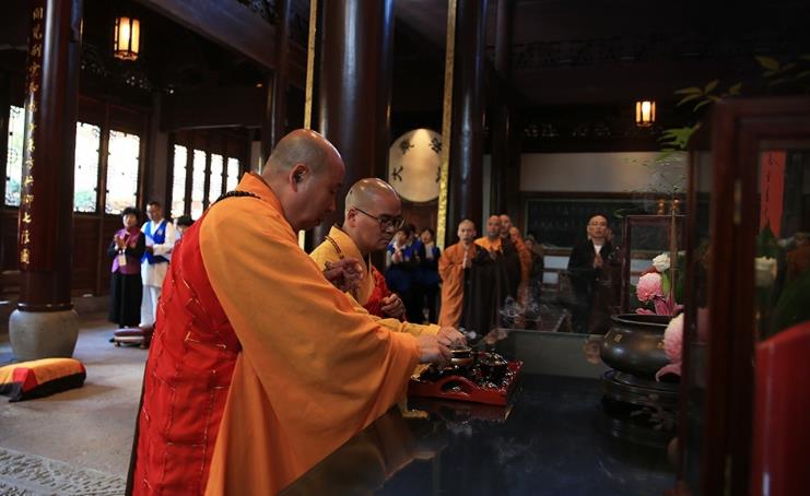 天童禅寺住持诚信法师,宁波市佛教协会副会长,阿育王寺住持界源法师