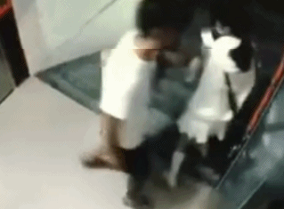 男子突然走上前伸出左手向女孩的胸部抓了过去.