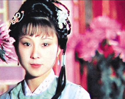 娇杏,娇杏本来是甄士隐夫妇的丫环,因为当年撷花时,曾经回顾过贾雨村