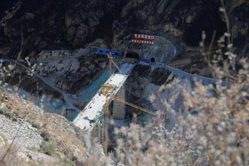 川藏铁路拉林段跨度最大的三线钢结构--巴玉大桥成功合龙