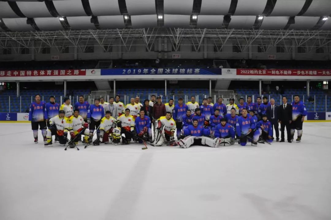 安徽新华学院冰球队,成立于2015年,目前有队员120余人,主要以轮滑冰球