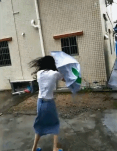 搞笑GIF图：大姐这么大的风你就别打伞了，赶紧扔了走人吧！_上床