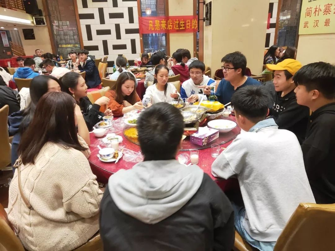 还有什么比聚餐互拍表情包更快乐的