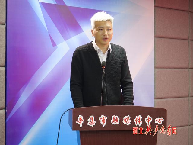 辛集市委常委宣传部长乔紫超点击"冀云辛集发布"app"签发"按钮
