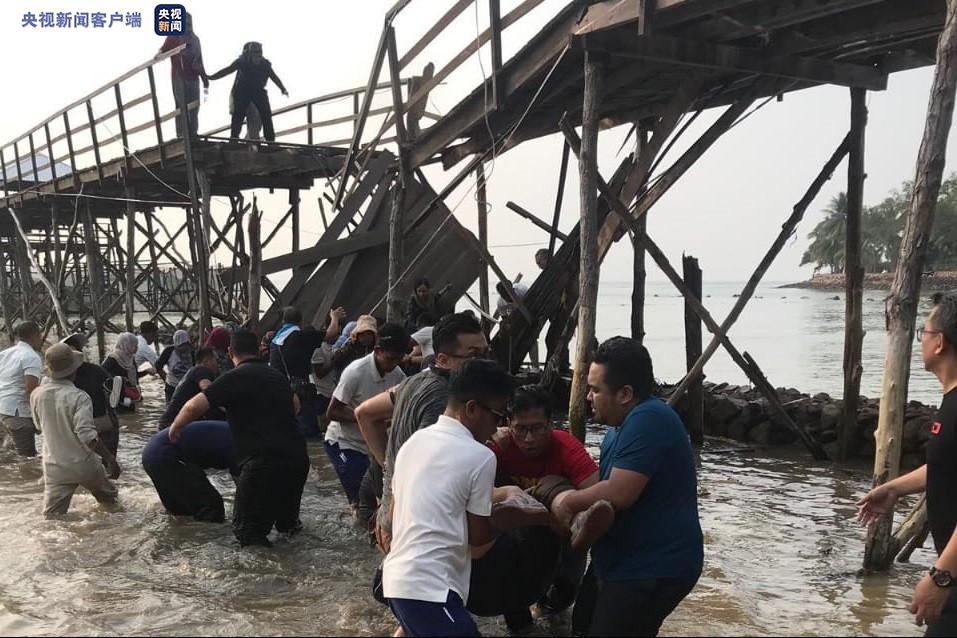 印尼巴淡岛一木桥坍塌18名新加坡游客受伤