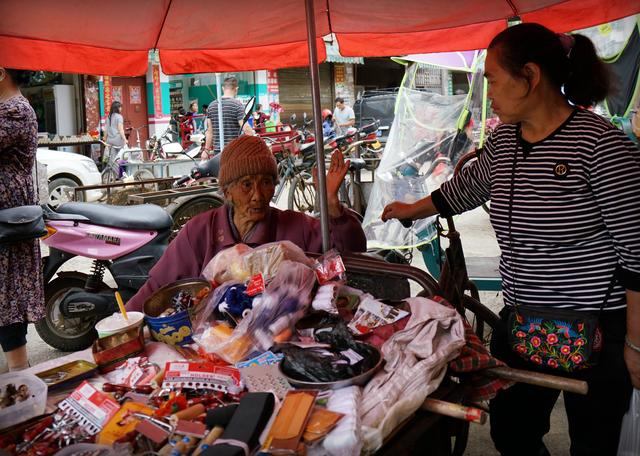 云南一县城菜市场偶遇95岁老奶奶推车摆摊村庄农民卖菜物价低