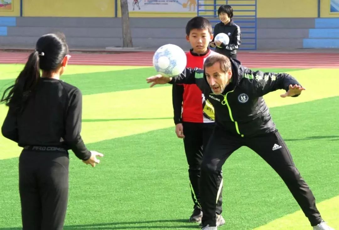 三十人以上的足球课 b2db5b1b89f64a0ead7d3de663801fd6.jpeg