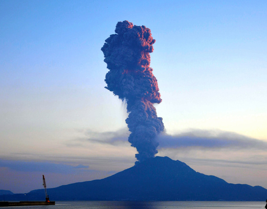 日本樱岛火山剧烈喷发火山灰喷射高度达5500米