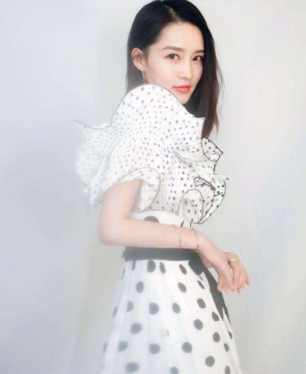 李沁拍摄内衣广告,拍完后直接将自己裹严实,工作人员表情都惊了