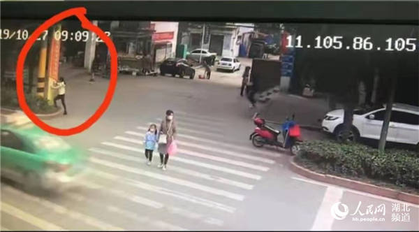 闹市区沿街张贴“牛皮癣”鄂州两妇女被抓