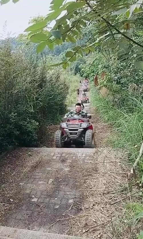 渝北玉峰山镇环山森林公园内沙滩车不走寻常路!