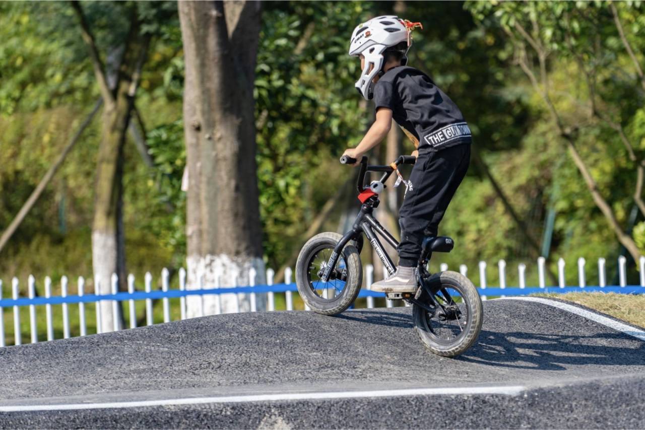 菠萝参加国际fise成都站儿童bmx比赛小轮车道具赛平衡车