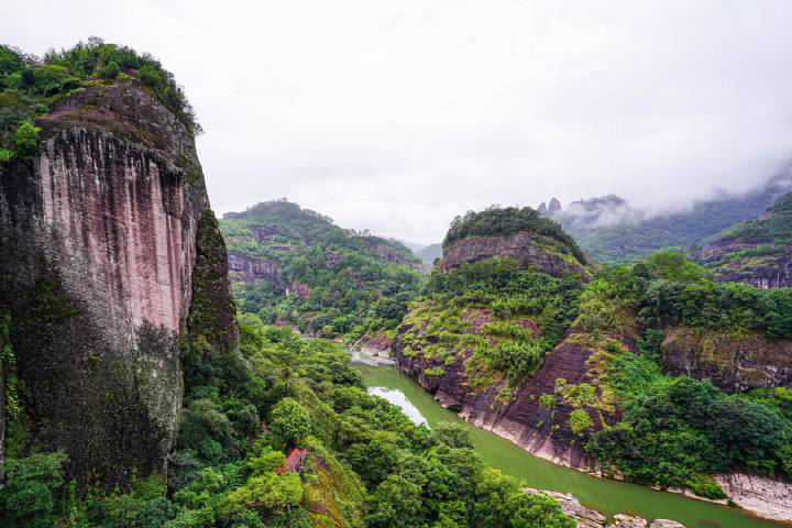 武夷山住了一晚,住在三姑度假村,第二天早餐后乘车先来到景区大门口