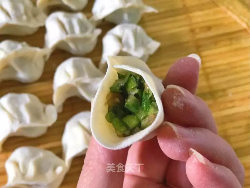 素馅饺子怎么弄 e1834dac60764778a5169bd0ed0f7229.jpeg