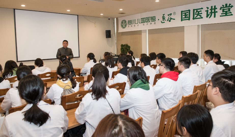 成都中医药大学临床医学院首届中医儿科班新生参观肖小儿国医馆