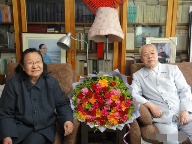 李讷,王景清夫妇合影,童年生活辗转流离,晚年朴素低调