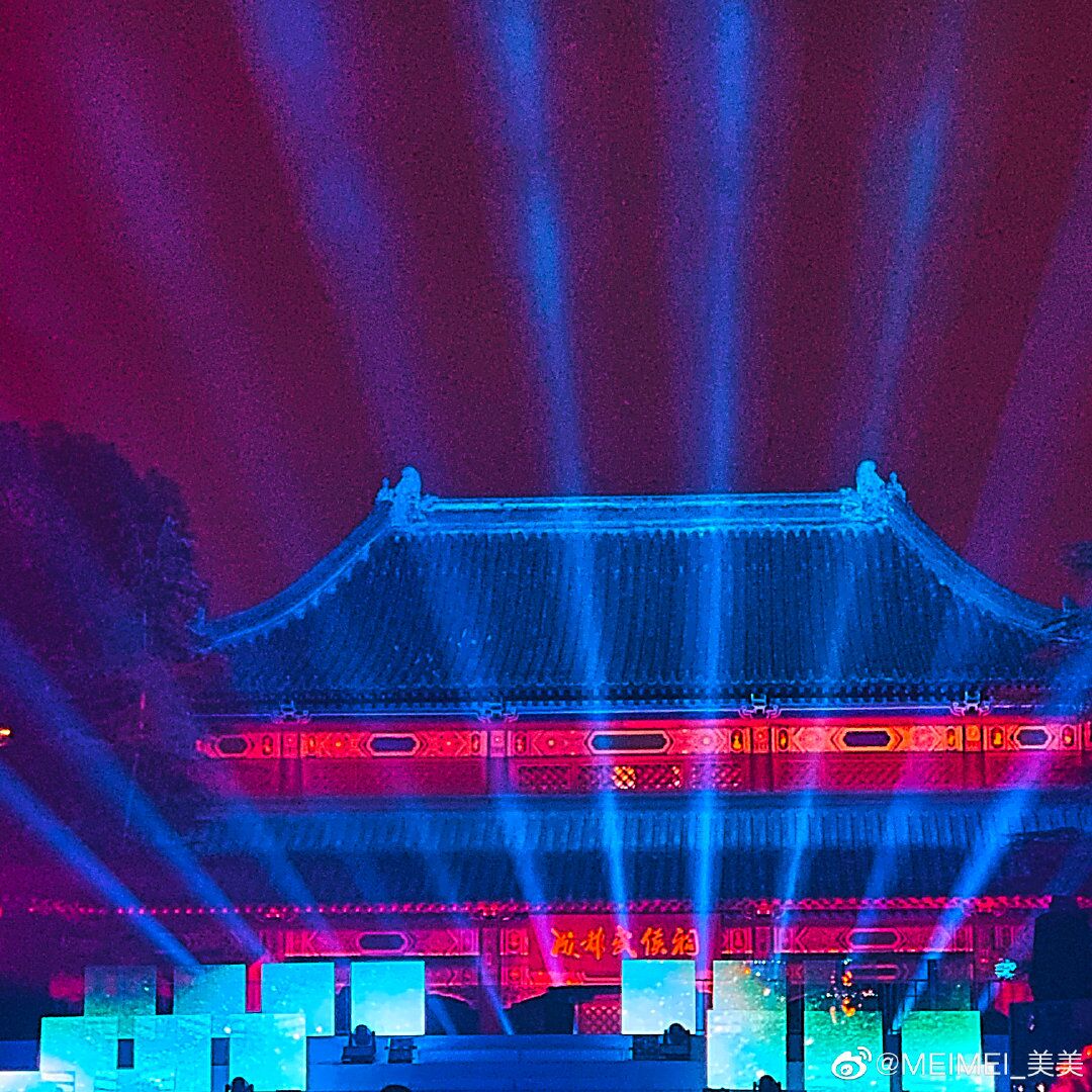 郑爽现身时装之夜,突兀鼻子再受争议,郑爽