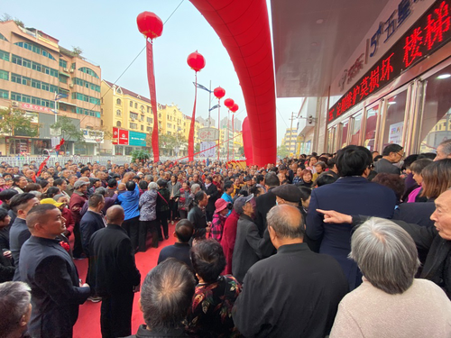 (图:河南漯河永冠店开业门庭若市,人流挤到水泄不通)