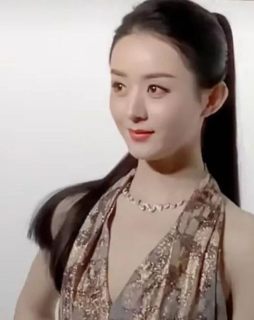 粉丝为证明赵丽颖颜值高,拍照时用原相机,离开10级美颜后很真实