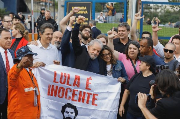 巴西前总统卢拉出狱引关注