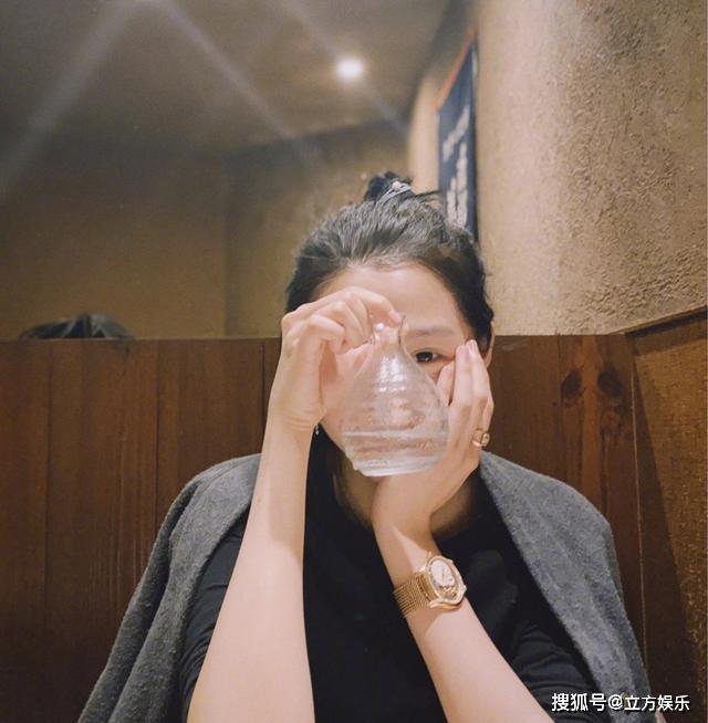 关晓彤晒新表暗搓搓秀恩爱，鹿晗粉丝为此争执