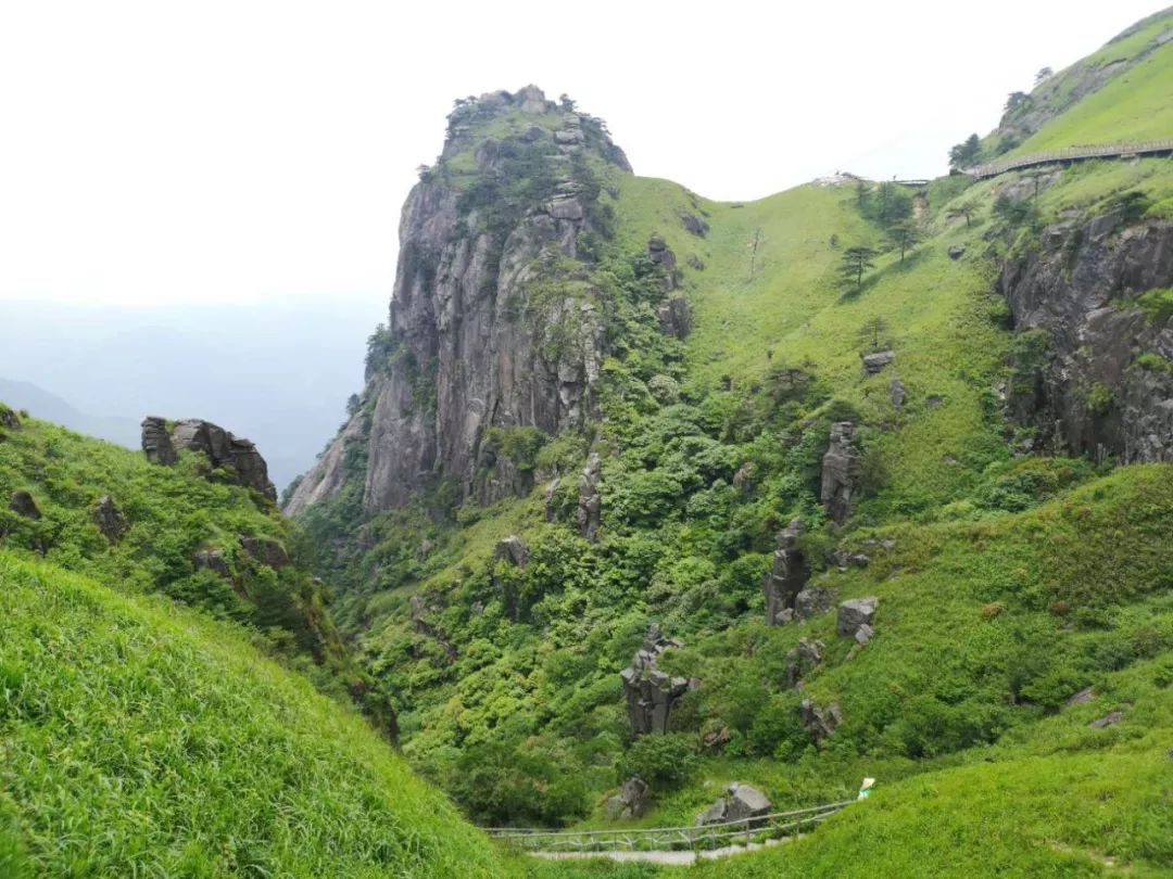 前一分钟 风和日丽的武功山吊马桩↑ 后一分钟 云雾笼罩的武功山吊马