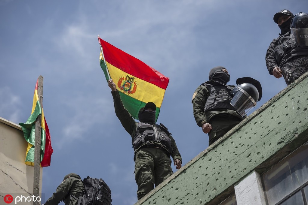 玻利维亚多地警察加入反政府示威，总统府也“失守”