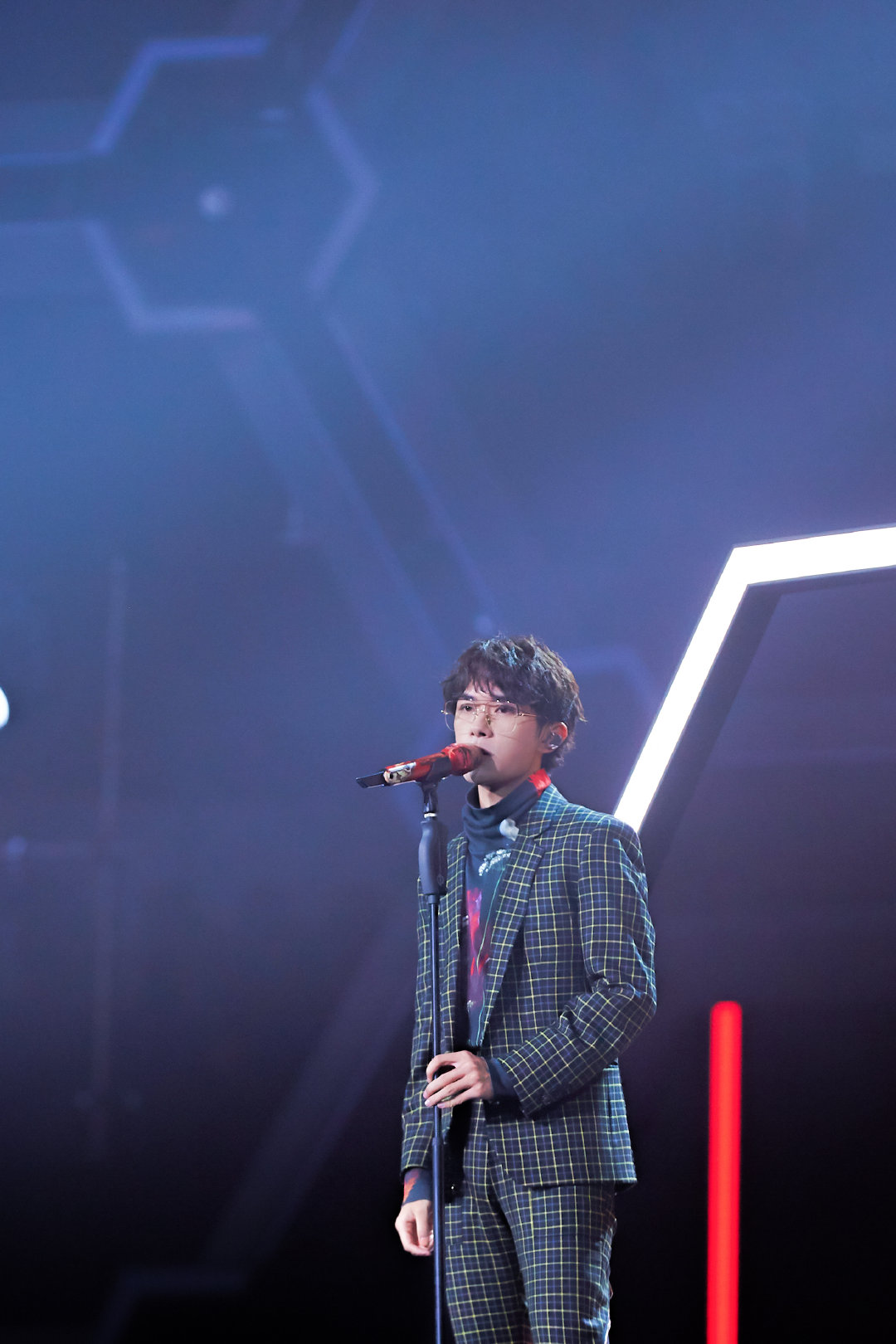 易烊千玺双十一晚会开场秀,千式苏音唱浪漫歌