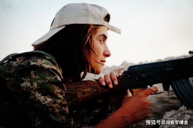 原创毫无人性!库尔德女兵被叙利亚大汉团团围住,凌辱至死后鞭尸泄欲
