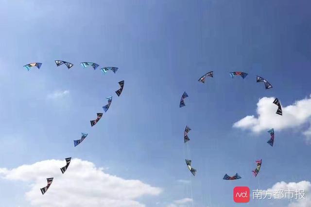 风筝大赛上，多国选手用风筝摆出“70”庆祝新中国成立70周年